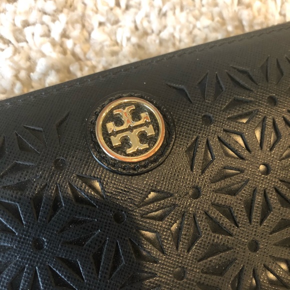 TORY BURCH Robinson Floral Perforated Wallet - Picture 5 of 8